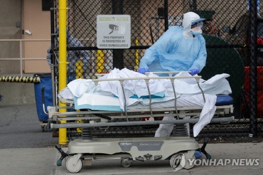 병원 밖으로 옮겨지는 뉴욕의 코로나19 사망자 시신   뉴욕 로이터=연합뉴스